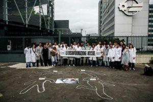 Il sit-in dell'Associazione Pro-Test davanti ai cancelli di Mediaset per denunciare la disinformazione in campo scientifico delle Iene.